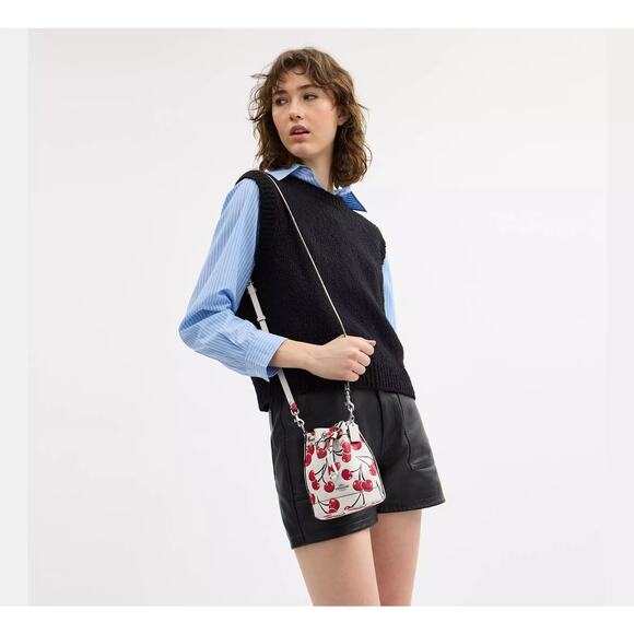 🍒 Coach Mini Bucket Bag With Cherry Print - Picture 4 of 10
